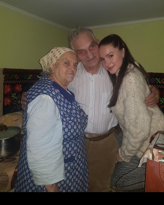 Otilia Bilionera, confesiuni dureroase! Artista şi-a pierdut ambii bunici: „Au murit la nouă zile diferență unul de celălalt”