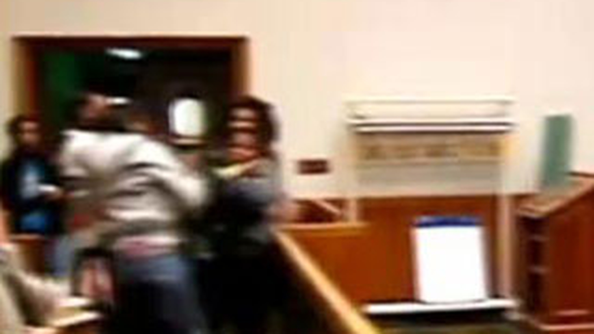 VIDEO DE SENZATIE! S-au luat la bataie in tribunal in timp ce era judecat un criminal
