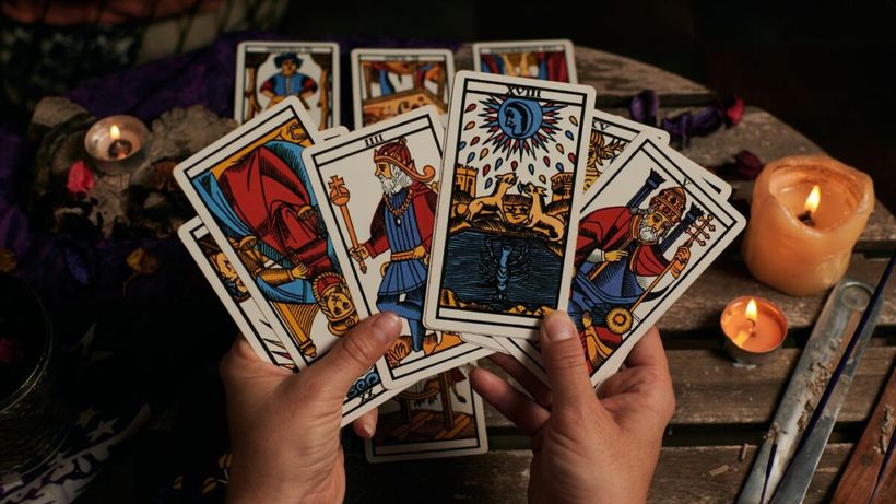 Cartea de Tarot de azi, 16 martie. Șase de Cupe îți răscolește trecutul pentru a aduce echilibrul