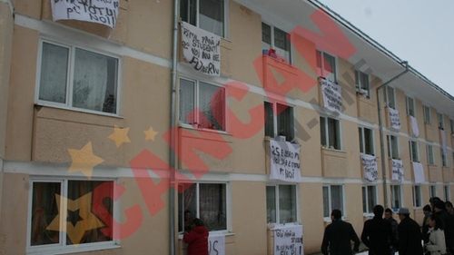 Proteste studentesti cu efecte luminoase si cearceafuri