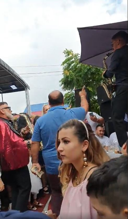 Nicolae Guță și Armin Nicoară, în mijlocul invitaților la o nuntă în Potcoava unde nu s-a ținut cont de nicio măsură împotriva noului coronavirus. S-au dat amenzi de 125.000 de lei