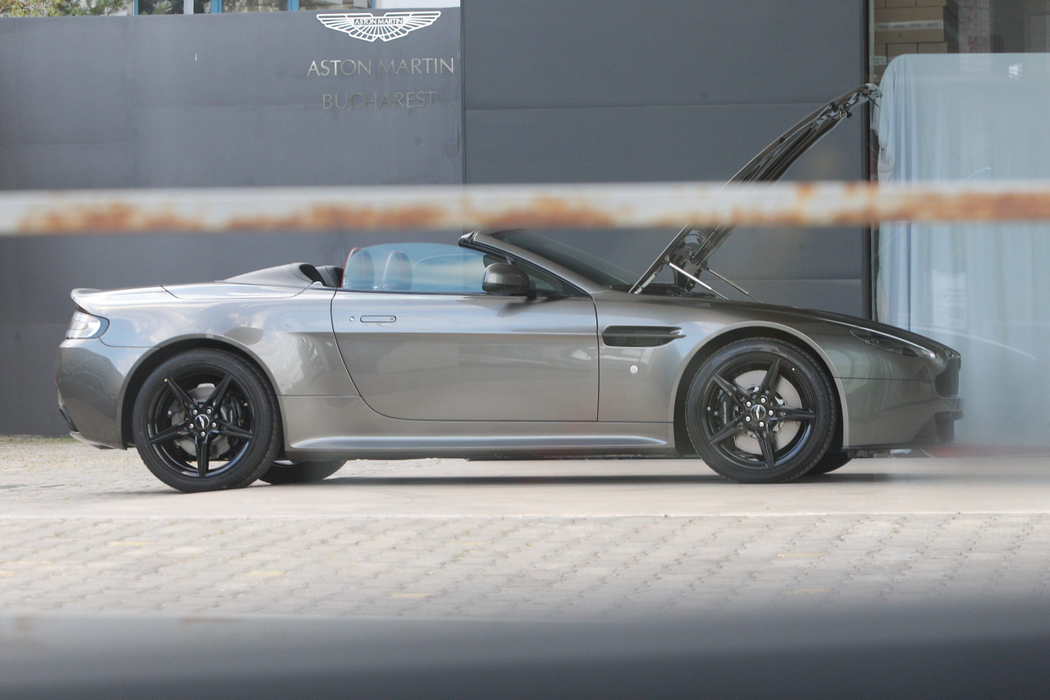 Noua mașină pentru care a semnat Ruby, un Aston Martin Volante, 
ediție limitată, preț de pornire 165.000 €