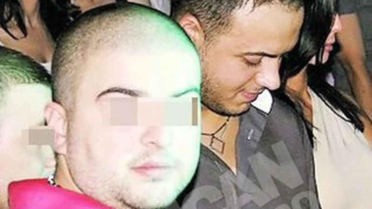 Badalau nu poate sta fara Adelina nici cand iese cu baietii. I-a dat mesaje toata noaptea