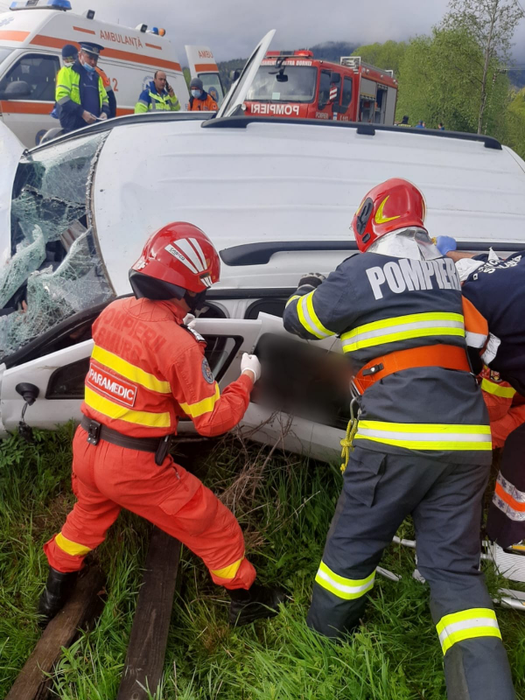 Accident grav în Suceava! O persoană a murit și alte 5 au fost rănite, după ce o mașină a intrat în stâlp. FOTO