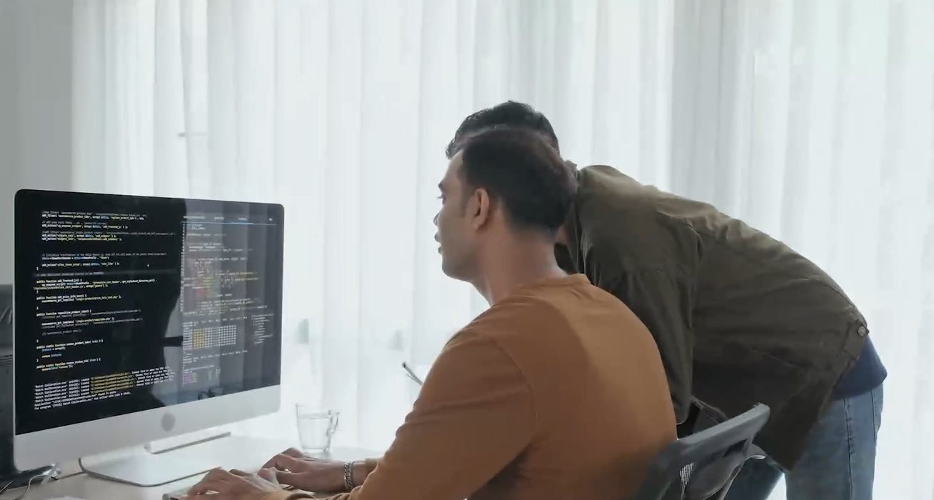 Sumele oferite de angajatori pentru IT-iști nu sunt deloc de neglijat, nici măcar în România (Foto: captură video)