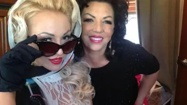 Alexandra Harra nu mai are nicio rusine! S-a pozat in sanii goi, dezbracata in pat, inainte de culcare