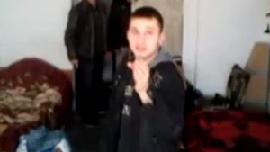 Video Ireal! Un student isi ameninta colegii de camin ca se arunca pe geam pentru ca au incercat sa-l tunda: "Ia curu', oaie proasta ce esti, nu sari tu deloc"