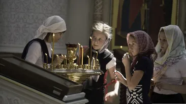 De ce trecem pe sub masă în Vinerea Mare. Ce semnificație are acest gest pentru credincioși