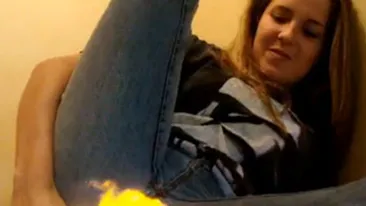 VIDEO Internautii trag vanturi si isi dau foc – Este aceasta cea mai stupida moda de pe net?