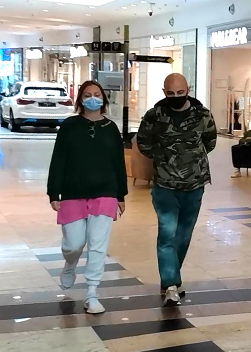 Alexandra Stan, la shopping cu "bodyguardul" după ce ar fi primit amenințări