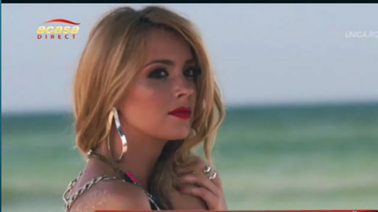 Diana, zeita de la malul marii! Sanii blondei mai aveau putin si evadau din costumul de baie! Atentie, imagini caniculare