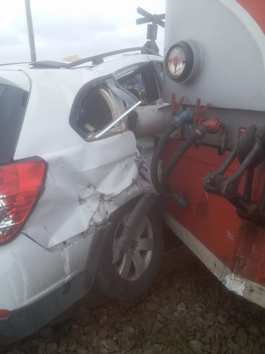 Mașină lovită de tren în județul Vâlcea. Traficul feroviar este blocat. FOTO