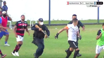 Meci de fotbal cu focuri de armă, în Brazilia. Un jucător, alergat de poliție pe teren. VIDEO