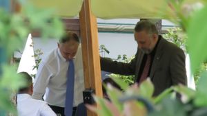VIDEO EXCLUSIV Avem imagini de la întâlnirea ”conspirativă” dintre fostul lider PSD şi ”arma secretă” a PNL! Am aflat ce au complotat doi politicieni celebri + prietenii lor americani pe terasa de la Doina. Pe la colţurile politicii a apărut şi zvonul că s-ar naşte un nou partid, dar… 