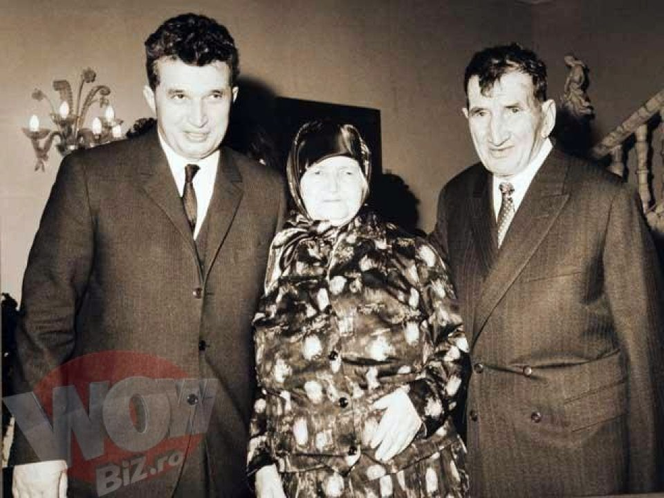 Imagini interzise. Nicolae Ceaușescu, în timp ce își sărută mama moartă în sicriu. De ce n-a vrut s-o înmormânteze pe 7.7.1977