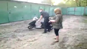 VIDEO Femeia si scuterul, baba si mitraliera! VEZI AICI ce cazatura ia o blonda care  merge prima data pe motor!