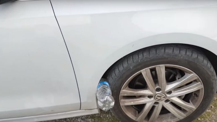 Alertă! Ce se întâmplă dacă găsiţi un pet băgat la roata maşinii? Este posibil să fiţi în pericol