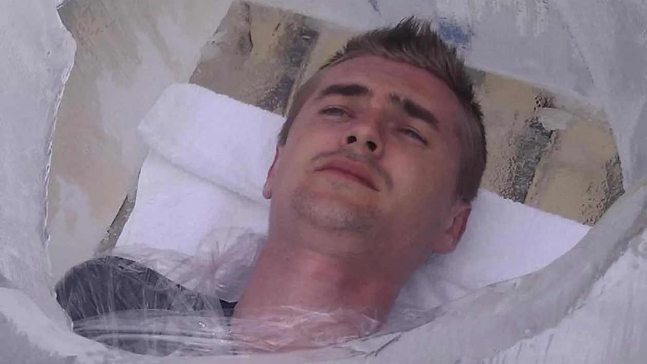 A stabilit un nou record mondial! Cristian Gog a stat peste 2 ore si 35 de minute in sicriul de gheata dar nu va intra in Guinness Book. Vezi de ce
