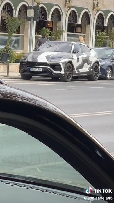 Alex Bodi și-a parcat pe trecerea de pietoni Lamborghini-ul de peste 200.000 de euro. Ce “urgență” avea afaceristului care era însoțit de Bianca Drăgușanu  | VIDEO