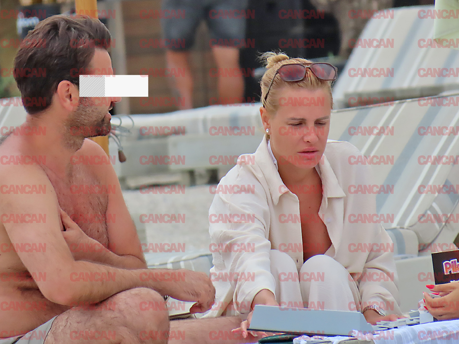 Milena Cotabiță cu prietenii pe plajă în Mamaia