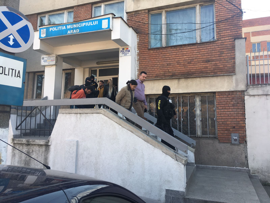 Mama copilului și cei doi bărbați au fost, în final, arestați