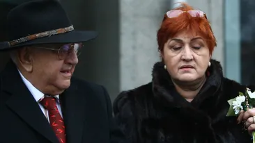 Blanuri si ghiocei! Scriitorul Dinu Sararu si fiica lui, Ruxandra, n-au decis daca a venit totusi primavara!