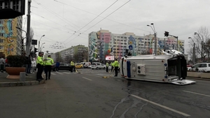 ULTIMA ORĂ! Accident grav în Capitală! O ambulanță a fost lovită de o mașină, în timp ce transporta un pacient la spital