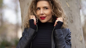 Carmen Brumă, ipostază incendiară! Vedeta s-a fotografiat în ploaie purtând doar lenjerie intimă