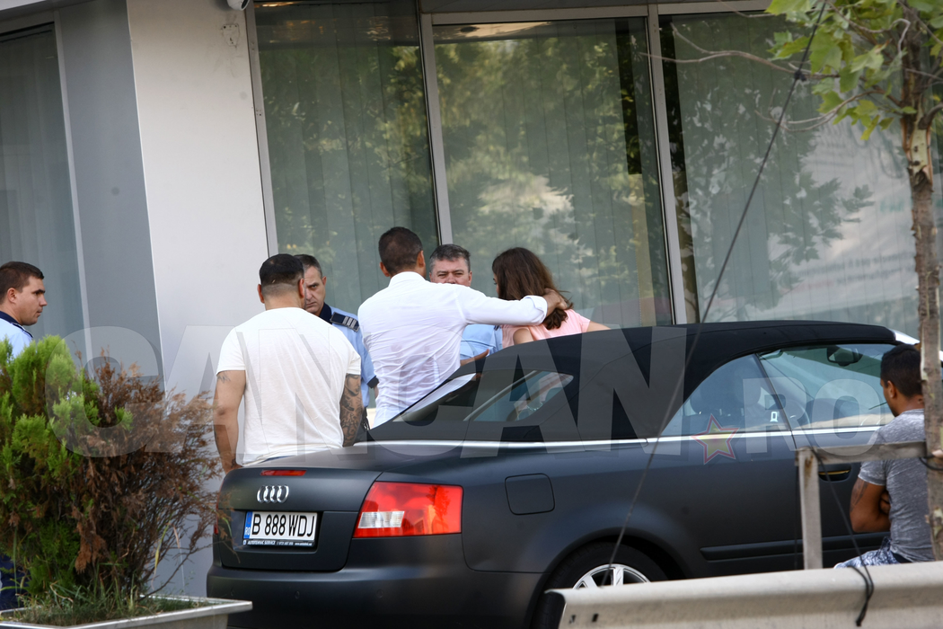 Imagini şocante filmate ieri, ora 16.00 în mijlocul Bucureştilor. Cristi Boureanu, reţinut în trafic după ce şi-a bătut fiica! Fata de 15 ani urla ca din gură de şarpe ca să fie salvată: ”Mă ia acasă, mă rupe-n bătaie!”
 Patru maşini de Poliţie şi o dubă de Jandarmi au intervenit ca s-o scape pe adolescentă, iar CANCAN.ro a filmat în exclusivitate operaţiunea de eliberare!