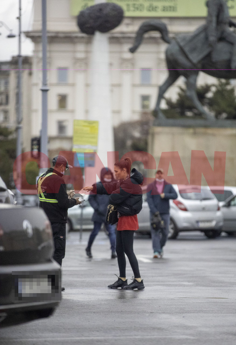 Corina Caciuc plătește parcarea  (Foto: CANCAN.RO)