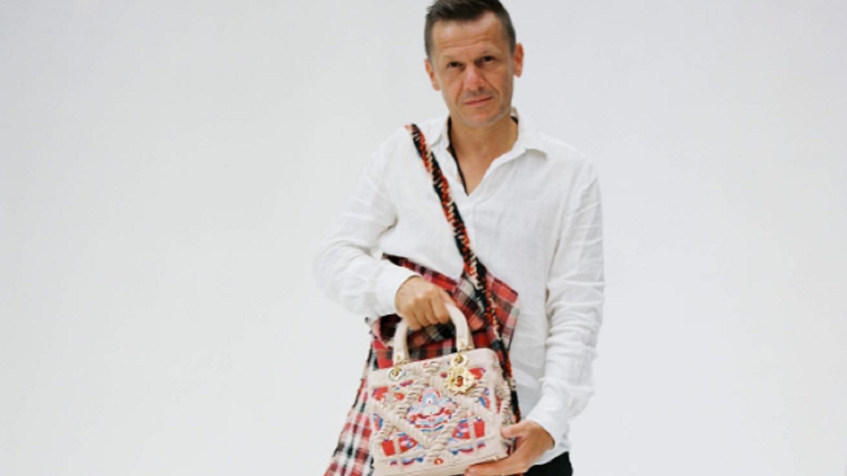 Proverbul românesc inscripționat pe ultima geantă de lux fabricată de Dior. Modelul e un tribut adus prințesei Diana