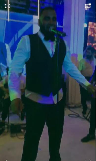 Azis s-a încins și și-a dat jos sacoul