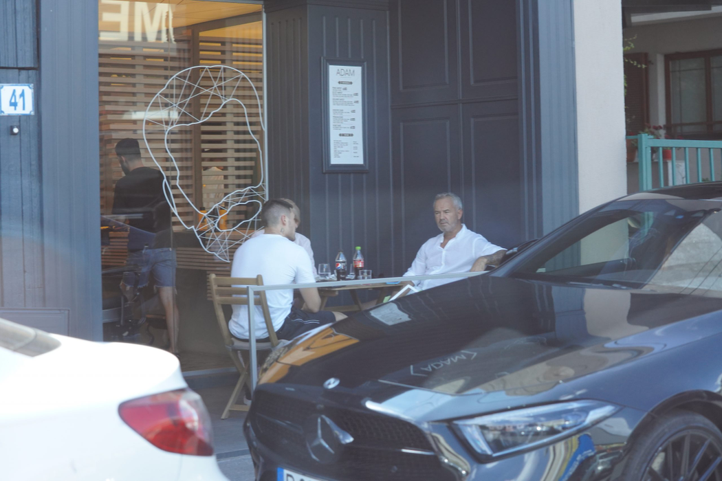 Mario Fresh și părinții lui, la discuții