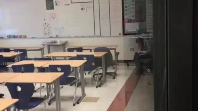 O profesoară și-a scos elevii din clasă pentru a rămâne singură! Unul dintre elevi a filmat-o prin geamul ușii. Este absolut incredibil ce a făcut femeia după ce a scăpat de cursanți