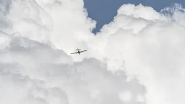 Incident șocant! Un avion plin cu români a fost lovit de fulger. Aeronava a aterizat de urgență la Roma