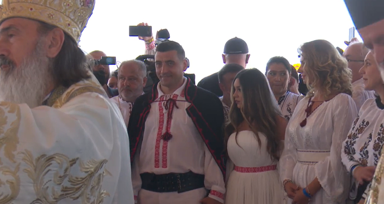Ținuta inedită pentru care au optat George Simion și Ilinca Munteanu la nuntă. Rochia miresei i-a lăsat pe toți muți de uimire