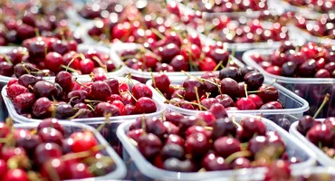 NU E BANC sau glumă! Cât a ajuns să coste 1 kg de cireșe la tarabele din Timișoara. Pe o bucată dai doar...