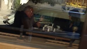 ”Agenţii secreţi” au împânzit restaurantul şi împrejurimile. Ministresa diasporei, păzită la o cafea ca un şef de stat! Asemenea imagini nu vezi nici la Donald Trump…