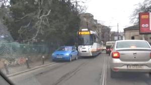 Ce a făcut un vatman din București după ce s-a trezit cu un Opel albastru parcat pe linia de tramvai. A intrat în magazinul de vis-a-vis și a zis: "Buna ziua, mă scuzați, sunt și eu cu tramvaiul"