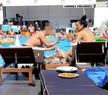 Andreea Podărescu, disctracție la piscină alături de un străin