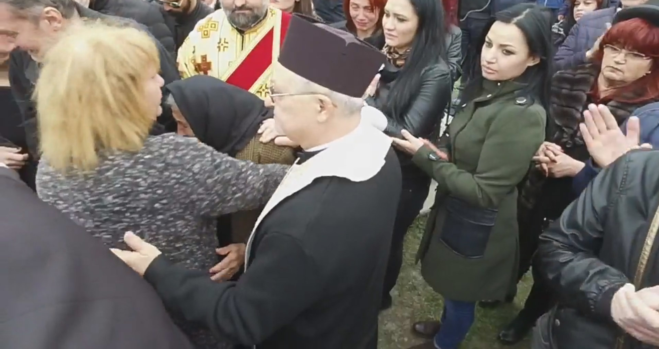 Sicriul în care se află Ileana Ciuculete este coborât în groapă