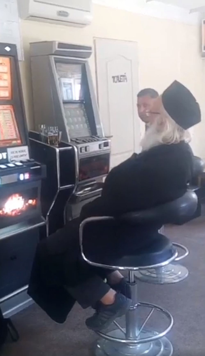 Preotul a fost filmat în interiorul unui bar, la păcănele