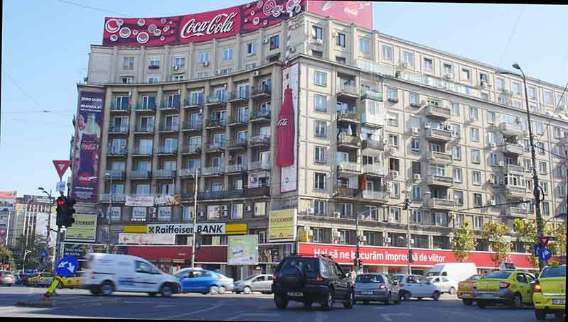 Blocul-vedetă din Piaţa Romană s-a transformat într-un câmp de război