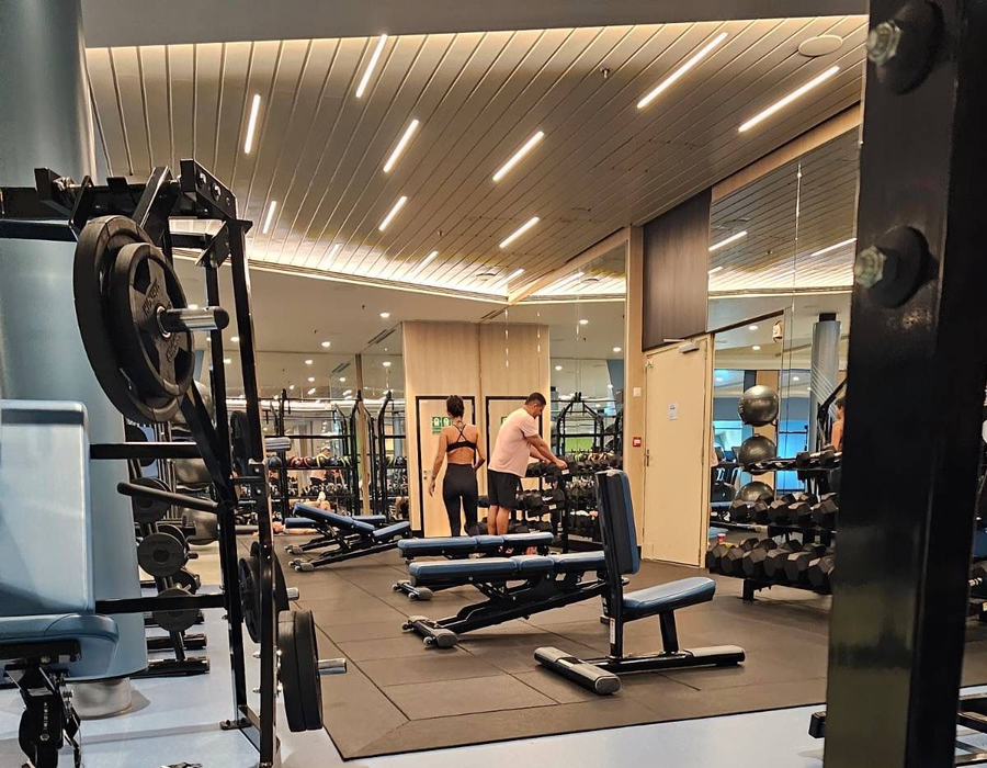 Chiar și-n vacanță, Inna știe că sala de fitness nu trebuie dată uitării.