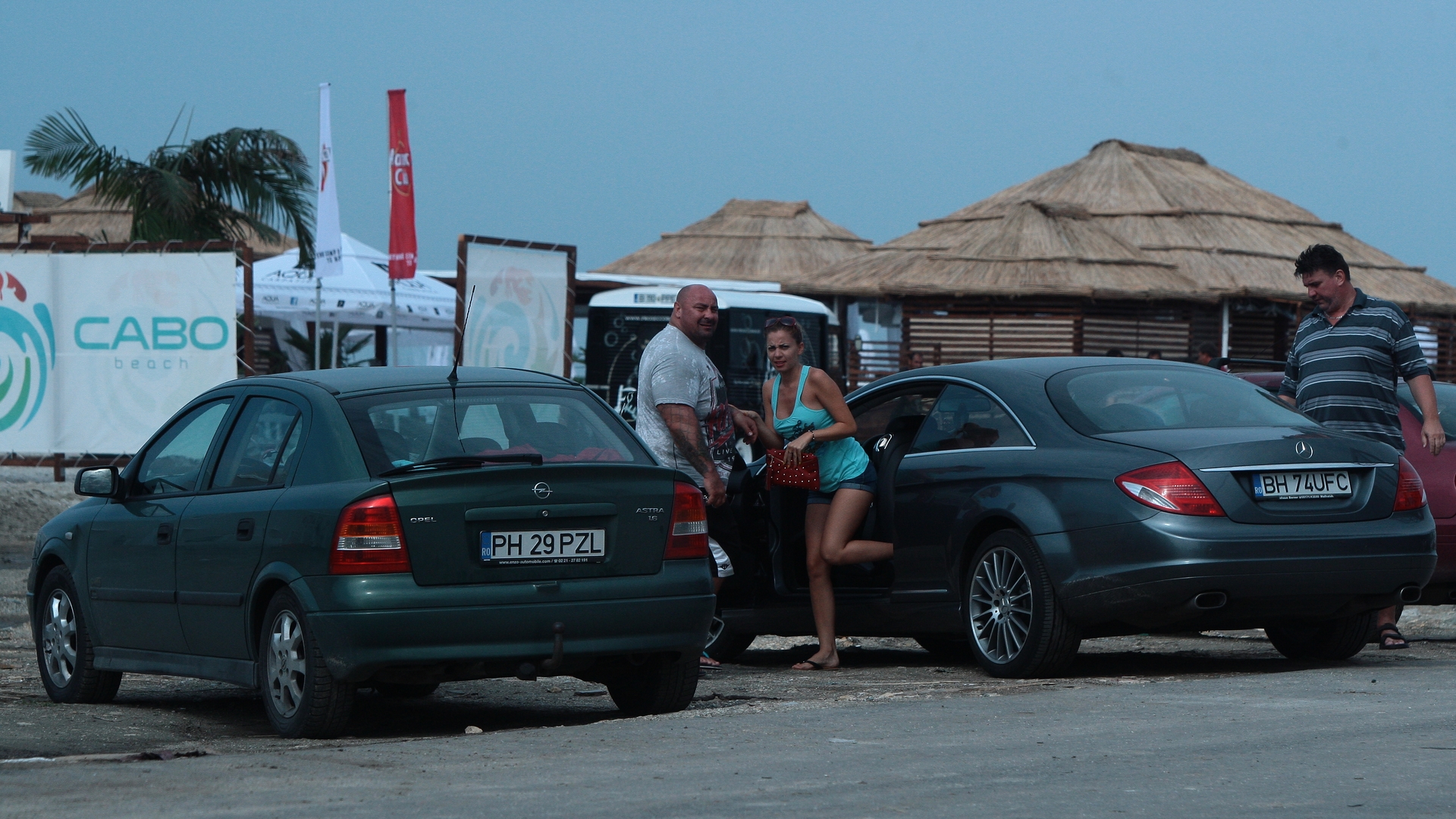 Sandu Lungu si-a adus iubita la Mamaia! Uite ce blonda sexy a cucerit “Muntele Bihorului”!