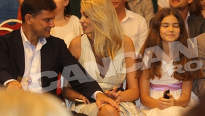 Boureanu a stat o seara intreaga cu mana pe piciorul Valentinei Pelinel, sub privirile fiicei lui! Micuta nu l-a scapat din ochi!