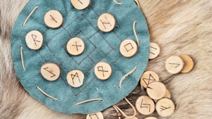 Horoscop rune azi, 5 mai 2026. Nativii care sunt vizați de Algiz Inversat: generozitatea lor este exact vulnerabilitatea pe care cineva o exploatează