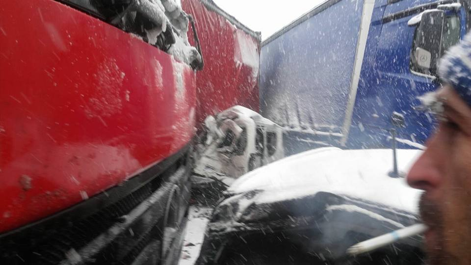 VIDEO / Noi imagini de la carambolul din Cehia! Mai mulţi români, implicaţi în accident au filmat imaginile înfiorătoare de la faţa locului: „Dezastru, frate!”