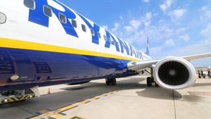 Un pasager român a vrut să deschidă ușa avionului, în timpul zborului! Panică la bordul avionului