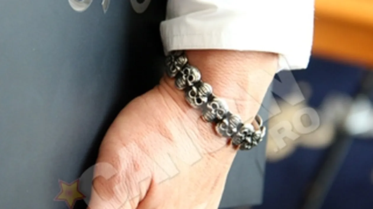 Uite ce bratara haioasa, cu cranii, poarta o milionara din Romania. Vezi despre cine este vorba!